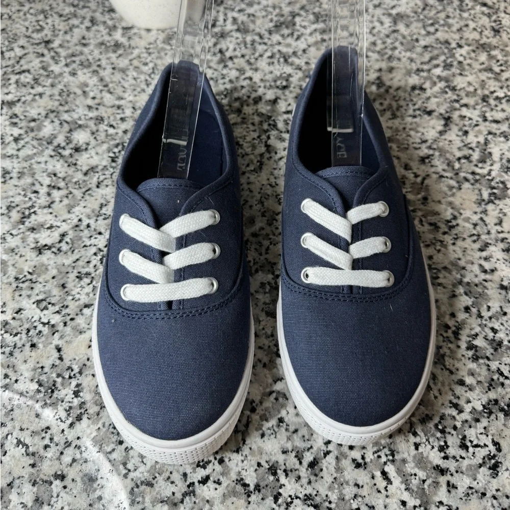 Children’s Place | Little Boys Navy Blue and White Shoes Size 4